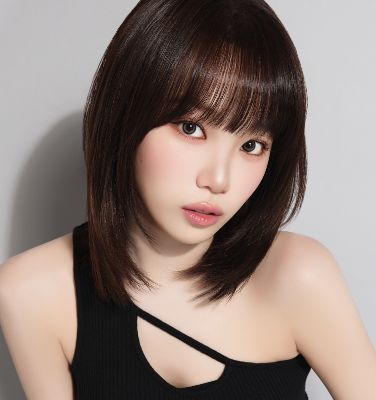 KIM CHAEWON (キム・チェウォン) of LE SSERAFIM グローバルに活躍する5人組ガールグループLE SSERAFIMのリーダー。確かな表現力と透明感のある歌声で、多くの支持を集めている。LE SSERAFIMはHYBE MUSIC GROUPのレーベル、SOURCE MUSICに所属し、「IM FEARLESS(恐れずに前に進む)」を掲げて強い意志と自信を体現している。