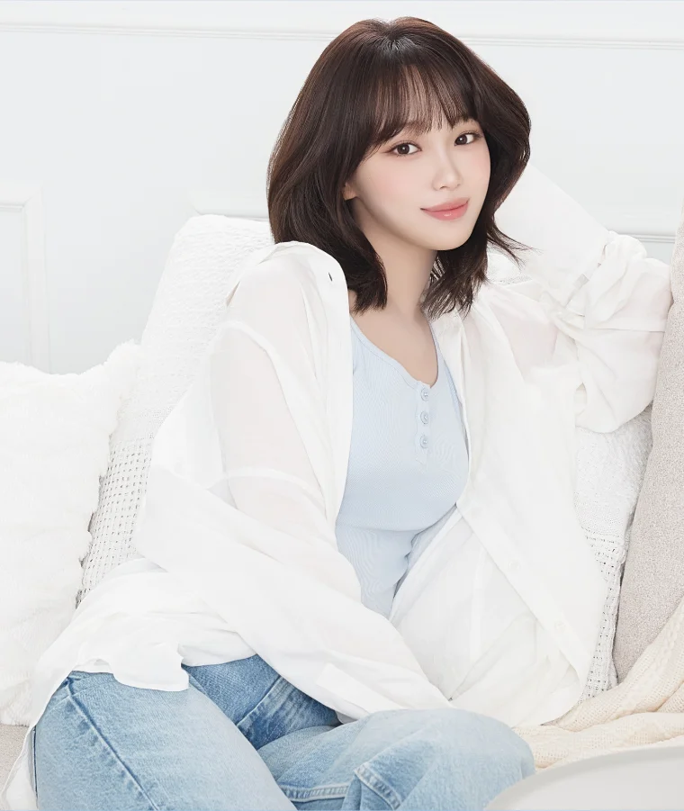 KIM CHAEWON (キム・チェウォン) of LE SSERAFIM グローバルに活躍する5人組ガールグループLE SSERAFIMのリーダー。確かな表現力と透明感のある歌声で、多くの支持を集めている。LE SSERAFIMはHYBE MUSIC GROUPのレーベル、SOURCE MUSICに所属し、「IM FEARLESS（恐れずに前に進む）」を掲げて強い意志と自信を体現している。